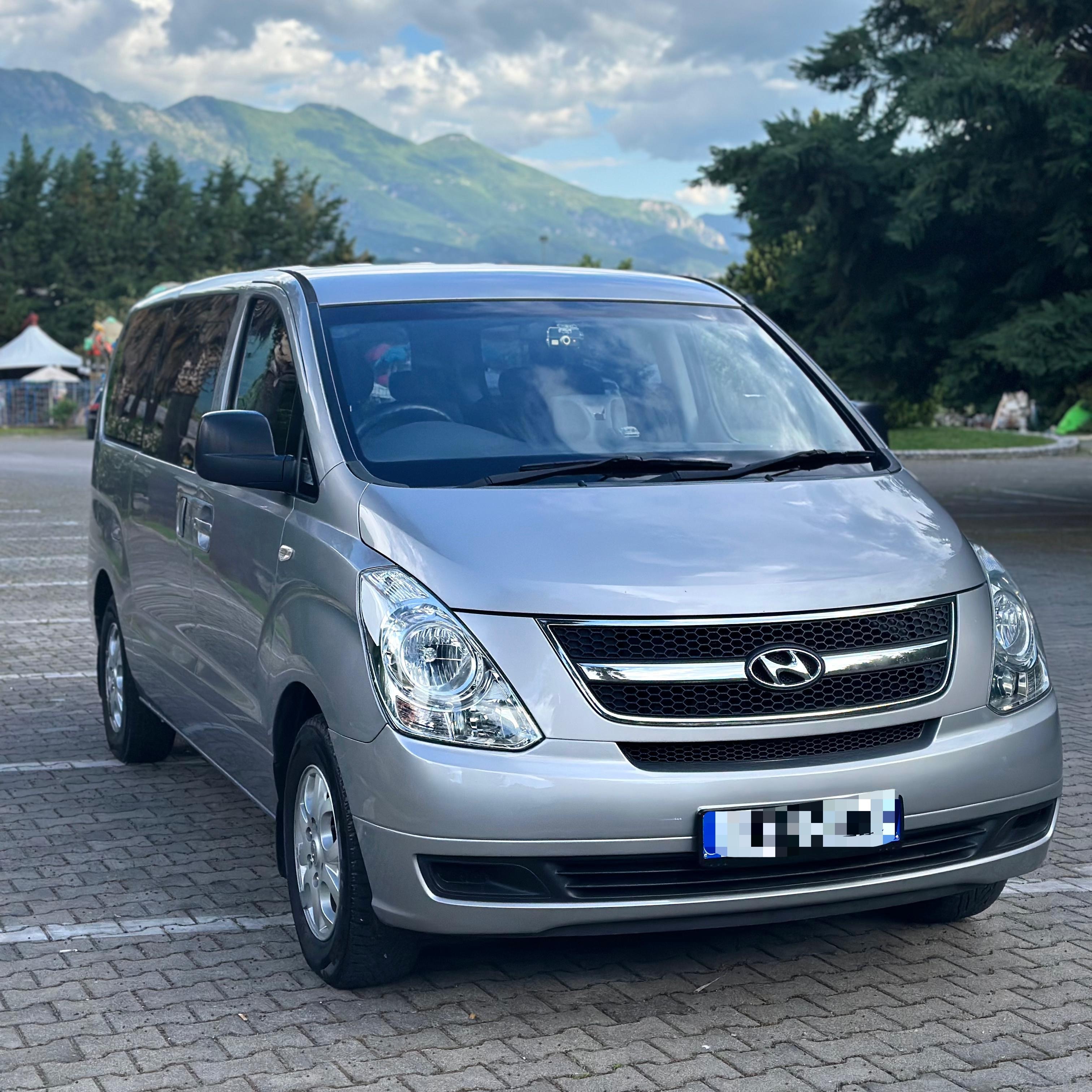 Hyundai Grand Starex van